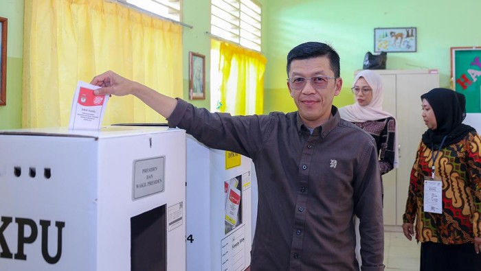 Pj Wali Kota Tanjungpinang, Hasan dan keluarga nyoblos di TPS 14, Kelurahan Kampung Bulang, Tanjungpinang, Kepri.(Dok. Istimewa)