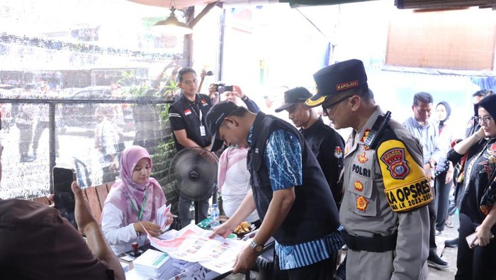 Polisi meninjau TPS di Inhil. (Dok Polres Inhil)