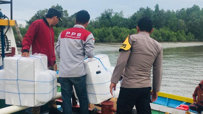 Polres Tarakan saat mengawal pendistribusian logistik pemilu di pulau terluar.
