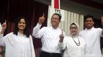 Ekspresi Anies Nyoblos Bareng Keluarga di Lebak Bulus