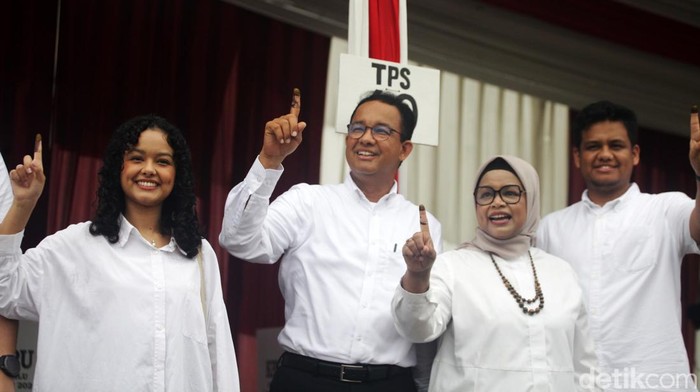Pose 'Wakanda' Anies Usai Mencoblos Calon presiden nomor urut 1, Anies Baswedan rampung melaksanakan pencoblosan di TPS 60, Lebak Bulus, Jakarta, Rabu (14/2/2024).