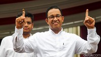 Anies mengacungkan jari telunjuk yang sudah dicelupkan ke tinta.