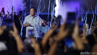 Setelah pidato dan doa bersama, Prabowo berjoget bersama para pendukungnya.