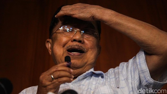 Potret JK Setelah Disambangi AMIN Bahas Hasil Quick Count JK memberikan keterangan usai menerima kedatangan Anies-Muhaimin di kediamannya di Jl Brawijaya, Jakarta Selatan, Rabu (14/2/2024). Anies dan Muhaimin langsung meninggalkan kediaman JK tanpa memberikan keterangan.