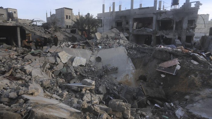 Potret Kehancuran di Rafah Usai Dibombardir Israel Palestinians look at destruction from the Israeli bombardment of the Gaza Strip in Rafah, Monday, Feb. 12, 2024. (AP Photo/Hatem Ali)