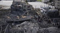 Hamas menyatakan serangan udara Israel tersebut menghantam 14 rumah dan tiga masjid di berbagai bagian di Rafah. Militer Israel mengklaim mereka telah melakukan serangkaian serangan terhadap target teror di daerah Shaboura di Jalur Gaza selatan. Mereka mengklaim serangan tersebut telah selesai. AP/Fatima Shbair  