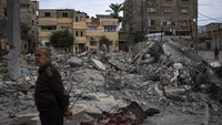Warga memeriksa puing-puing rumah yang terkena serangan udara Israel di Rafah, Jalur Gaza selatan, Selasa (13/2/2024). Dilansir AFP, militer Israel melancarkan serangan udara besar-besaran di Rafah, Gaza, pada Senin (12/2) dini hari waktu setempat. Para jurnalis dan saksi AFP mendengar serangkaian serangan dan melihat asap mengepul di atas kota yang penuh sesak dengan pengungsi itu. AP/Fatima Shbair