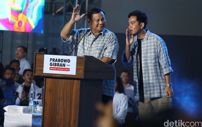 Capres Cawapres nomor urut 2 Prabowo-Gibran menyapaikan pidato di acara Mengawal Suara Rakyat Istora Senayan, Jakarta, Rabu (14/2/2024).