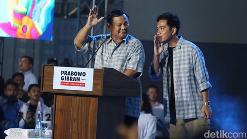Capres Cawapres nomor urut 2 Prabowo-Gibran menyapaikan pidato di acara Mengawal Suara Rakyat Istora Senayan, Jakarta, Rabu (14/2/2024).