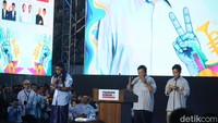 Gibran mengatakan dia bersama Prabowo saat ini karena dukungan partai dan relawan. Gibran berterima kasih kepada Prabowo, yang membuka ruang kepada anak muda.
