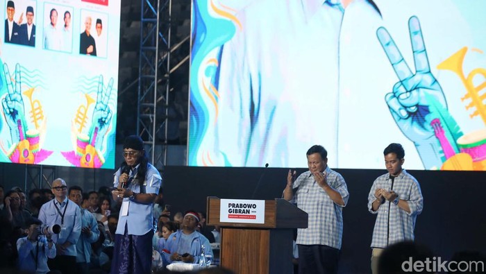 Capres Cawapres nomor urut 2 Prabowo-Gibran menyapaikan pidato di acara Mengawal Suara Rakyat Istora Senayan, Jakarta, Rabu (14/2/2024).