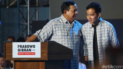 Capres Cawapres nomor urut 2 Prabowo-Gibran menyapaikan pidato di acara Mengawal Suara Rakyat Istora Senayan, Jakarta, Rabu (14/2/2024).