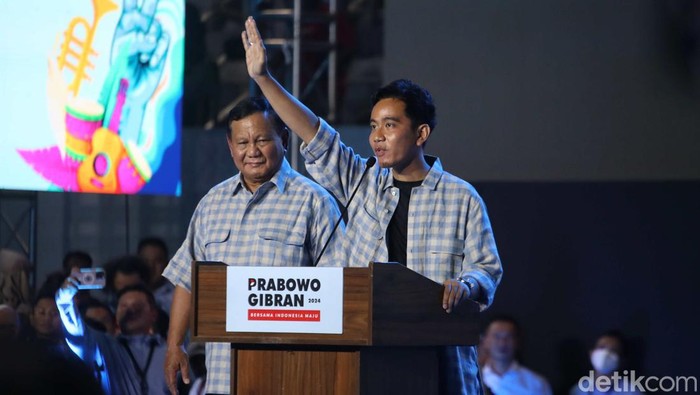 Capres Cawapres nomor urut 2 Prabowo-Gibran menyapaikan pidato di acara Mengawal Suara Rakyat Istora Senayan, Jakarta, Rabu (14/2/2024).