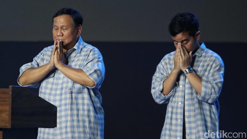 Capres Cawapres nomor urut 2 Prabowo-Gibran menyapaikan pidato di acara Mengawal Suara Rakyat Istora Senayan, Jakarta, Rabu (14/2/2024).