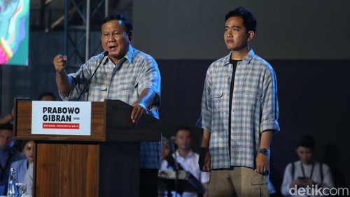 Capres Cawapres nomor urut 2 Prabowo-Gibran menyapaikan pidato di acara Mengawal Suara Rakyat Istora Senayan, Jakarta, Rabu (14/2/2024).