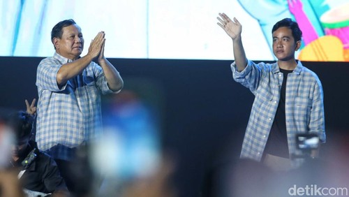 Capres Cawapres nomor urut 2 Prabowo-Gibran menyapaikan pidato di acara Mengawal Suara Rakyat Istora Senayan, Jakarta, Rabu (14/2/2024).