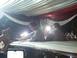 Prabowo-Gibran Berkemeja Kotak-kotak Biru Menuju Istora