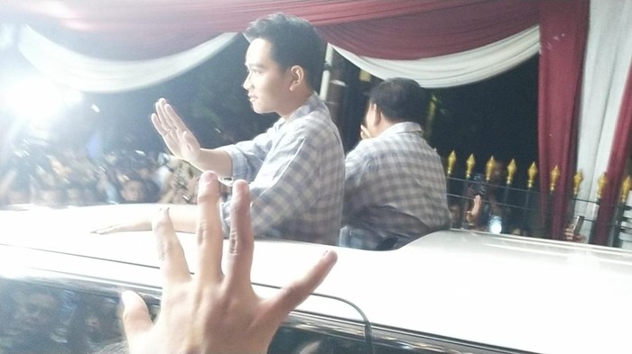 Prabowo-Gibran tiba di Istora Senayan dengan memakai baju kotak-kotak biru (Tina Susilawati/detikcom)
