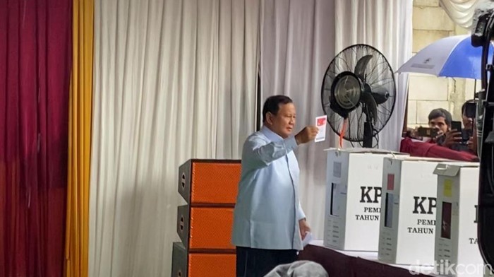 Prabowo Nyoblos di TPS 033 Bojong Koneng. (Firda/detikcom)