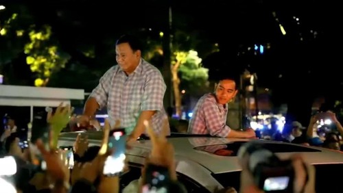Prabowo Subianto dan Gibran Rakabuming Raka menyapa pendukung saat menuju Istora Senayan (YouTube Waktunya Indonesia Maju)