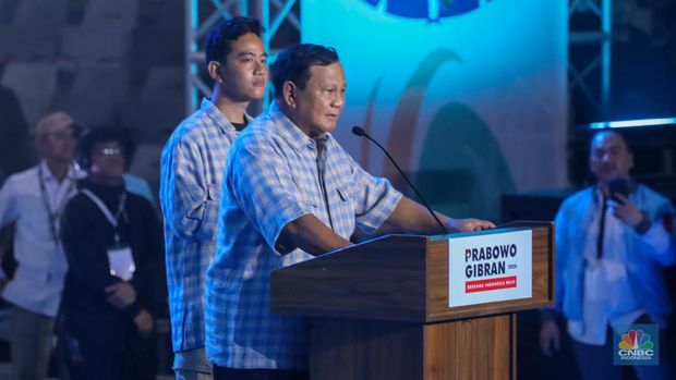 Prabowo Subianto dan Gibran Rakabuming Raka saat memberikan pidatonya di Istora Senayan, Rabu (14/2/2024). (CNBC Indonesia/Faisal Rahman)