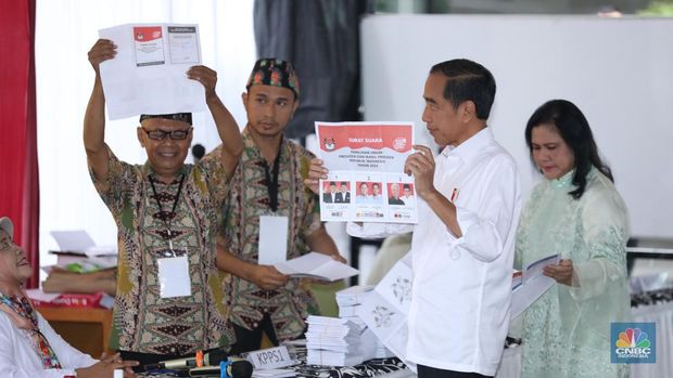 Presiden Joko Widodo (Jokowi) dan Iriana Jokowi melakukan pencoblosan pemilihan umum di (TPS) 10 Kelurahan Gambir, Jakarta Pusat, Rabu (14/2/2024). (CNBC Indonesia/Tri Susilo)