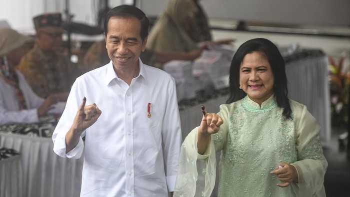 Presiden Joko Widodo (kiri) bersama Ibu Negara Iriana (kanan) menunjukkan jari yang sudah dicelup tinta usai menggunakan hak suaranya pada Pemilu 2024 di tempat pemungutan suara (TPS) 10 Kelurahan Gambir, kompleks Kantor Lembaga Administrasi Negara (LAN), Jakarta, Rabu (14/2/2024). Presiden Jokowi dan Ibu Negara Iriana menggunakan hak suaranya pada Pemilu 2024 untuk memilih Presiden dan Wakil Presiden, anggota DPR, DPD, DPRD Provinsi dan DPRD Kabupaten/Kota. ANTARA FOTO/Muhammad Adimaja/aww.