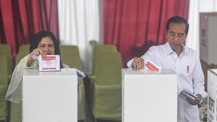 Presiden Jokowi dan Ibu Negara Iriana gunakan hak suaranya Presiden Joko Widodo (kiri) bersama Ibu Negara Iriana (kanan) menunjukkan jari yang sudah dicelup tinta usai menggunakan hak suaranya pada Pemilu 2024 di tempat pemungutan suara (TPS) 10 Kelurahan Gambir, kompleks Kantor Lembaga Administrasi Negara (LAN), Jakarta, Rabu (14/2/2024). Presiden Jokowi dan Ibu Negara Iriana menggunakan hak suaranya pada Pemilu 2024 untuk memilih Presiden dan Wakil Presiden, anggota DPR, DPD, DPRD Provinsi dan DPRD Kabupaten/Kota. ANTARA FOTO/Muhammad Adimaja/aww.