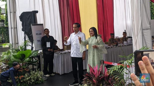 Presiden Jokowi dan Iriana nyoblos di TPS 10 Kelurahan Gambir. (CNBC Indonesia/Emir Yanwardhana)