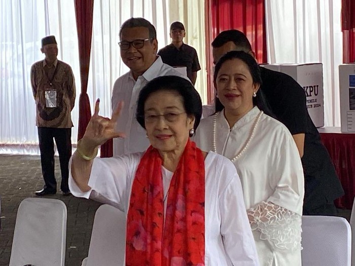 Presiden ke-5 RI sekaligus Ketum PDIP Megawati Soekarnoputri mencoblos di TPS Kebagusan Jaksel, Rabu (14/2/2024).