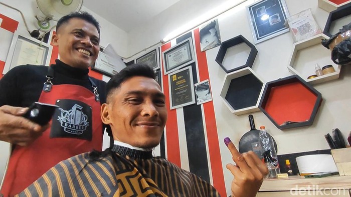 Pria Ini Sediakan Cukur Rambut Gratis untuk Warga Usai Nyoblos