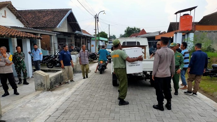 Proses pemindahan salah satu TPS di Magetan imbas meninggalnya pemilik rumah saat penghitungan berlangsung.