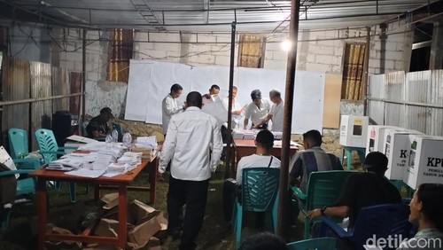 Proses penghitungan suara di TPS 17, Kelurahan Wae Kelambu, Labuan Bajo, Manggarai Barat, NTT, Rabu malam (14/2/2024)