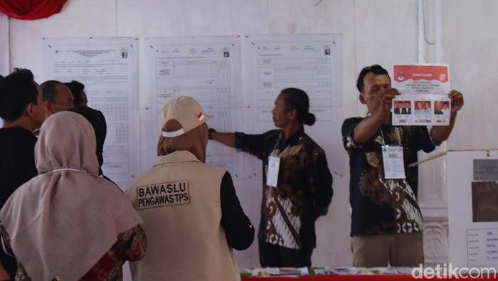 Proses penghitungan suara di TPS lokasi Mahfud Md mencoblos, di TPS 106 Sambilegi Lor, Maguwoharjo, Depok, Sleman, DIY, Rabu (14/2/2024).