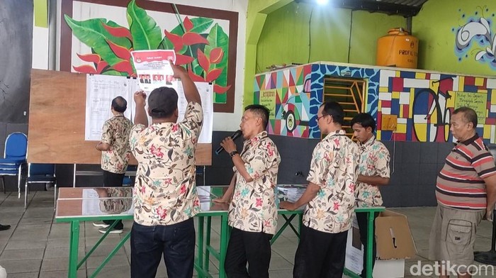 Proses penghitungan suara di TPS tempat Bupati Sidoarjo mencoblos.