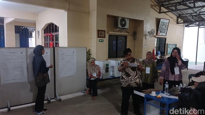 Proses perhitungan suara presiden di TPS 33, kelurahan Teluk Tering, Batam. (Alamudin Hamapu/detikSumut)