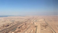 Proyek yang dicanangkan oleh Putra Mahkota Arab Saudi, Pangeran Mohammed bin Salman (MBS), senilai USD 500 miliar itu kini mulai terlihat. Potret udara yang dibagikan Pendleton memperlihatkan penggalian besar-besaran jalur kota masa depan The Line yang rencananya membentang sepanjang 170 km. Foto: LinkedIn/Giles Pendleton