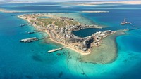 NEOM juga mencakup resor pulau di Sindalah. Tampak resor tersebut dikelilingi lautan dengan air biru nan jernih. Struktur bangunan hotel mulai lengkap. Foto: LinkedIn/Giles Pendleton