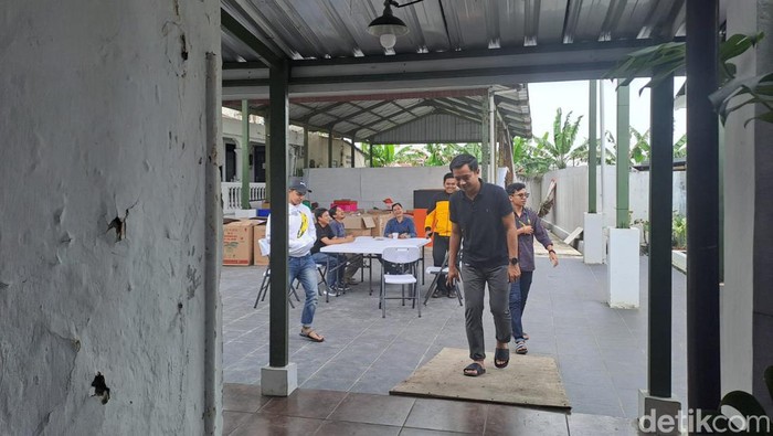 Puluhan warga yang berasal dari luar Kota Sukabumi mendatangi kantor KPU Kota Sukabumi karena tak bisa menggunakan hak pilihnya.