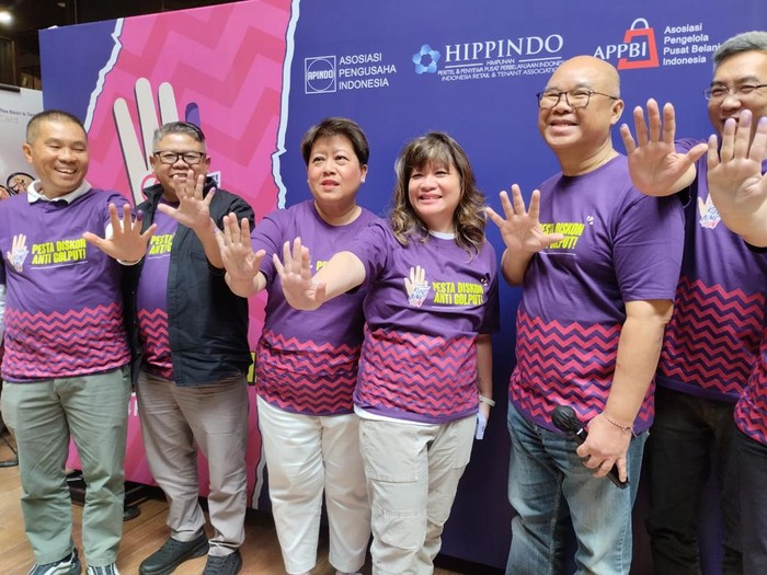 Pusat belanja dan ritel-ritel hari ini menggelar promo gede-gedean bertajuk Klingking Fun 2024.