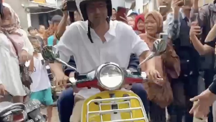 Raffi Ahmad naik Vespa