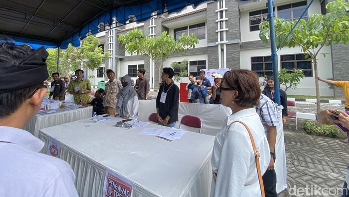 Rektor UGM, Ova Emilia meninjau TPS Khusus di Kompleks Asrama Ratnaningsih Kinanti 1, Rabu (14/2/2024).