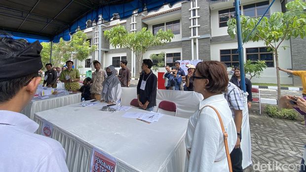 Rektor UGM, Ova Emilia meninjau TPS Khusus di Kompleks Asrama Ratnaningsih Kinanti 1, Rabu (14/2/2024).