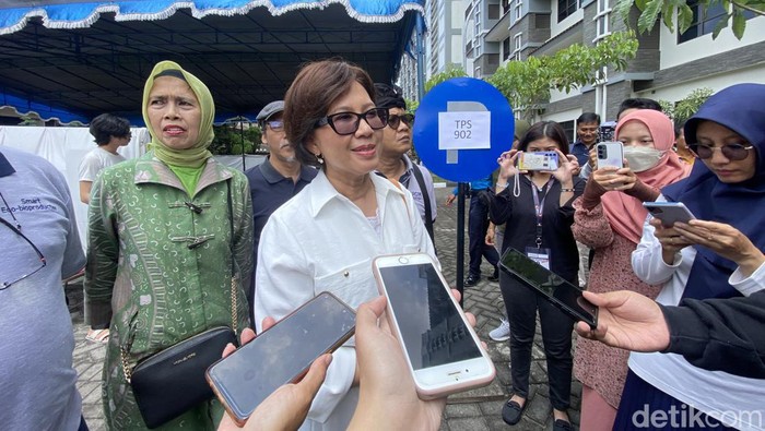 Rektor UGM, Ova Emilia meninjau TPS Khusus di Kompleks Asrama Ratnaningsih Kinanti 1, Rabu (14/2/2024).