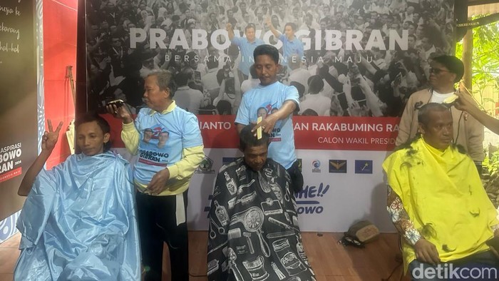 Relawan cukur gundul syukuri kemenangan paslon 02 di quick count