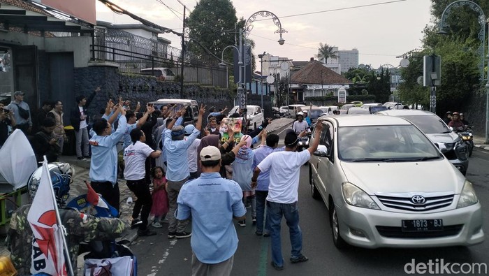 Relawan pendukung Prabowo-Gibran bereuforia merayakan kemenangan sementara Pemilu 2024 dari hasil Quick Count pada Rabu (14/2/2023) sore.