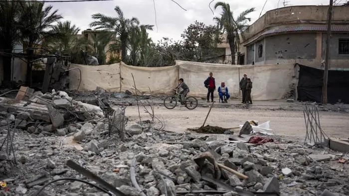 Neighbors inspect the rubble of the Hasouna family house, which was struck by an Israeli airstrike during an operation to rescue two hostages in Rafah, southern Gaza Strip, Tuesday, Feb. 13, 2024. (AP)