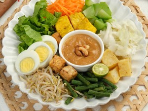 Resep Gado-Gado Siram yang Bumbu Kacangnya Halus dan Gurih