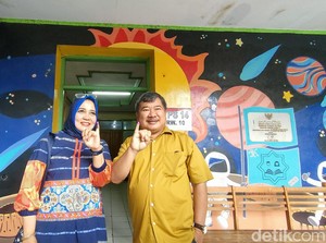 Potret Eks Bupati Garut dan Istri Kompak Nyoblos Meski Beda Pilihan