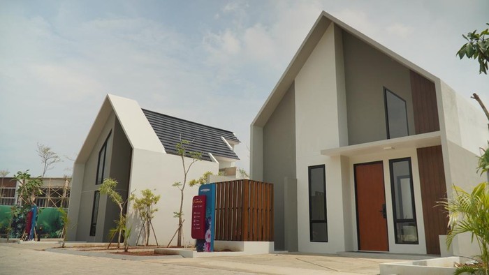 estate agent giving house keys to woman and sign agreement in office